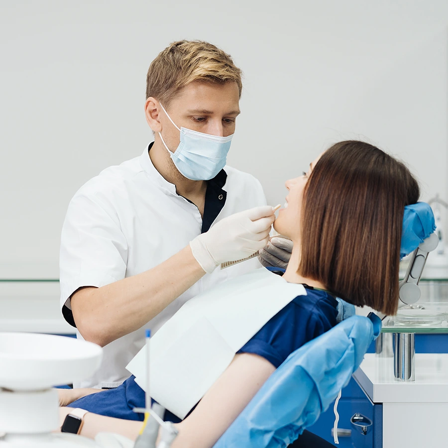 Dentiste de la Clinique Blanc Dentaire avec un patient